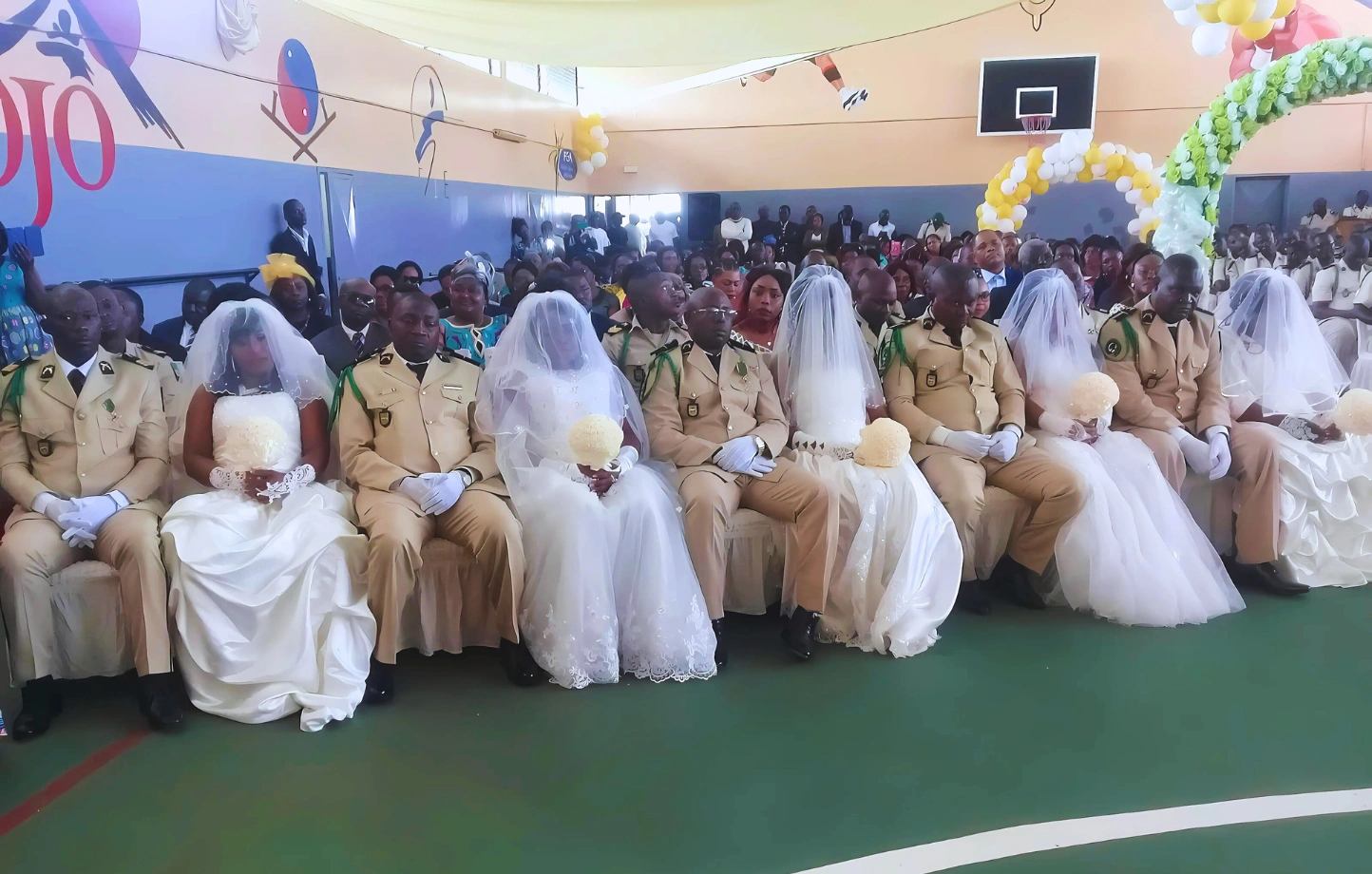 Une vue partielle des couples  unis,lors du mariage collectif à la Garde républicaine, officialisé par l'édile de Libreville, Rose Christiane Ossouka Raponda.