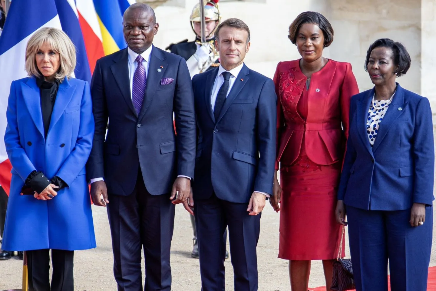 Le président Oligui Nguema entouré du Président Macron au sommet de la Francophonie © DR