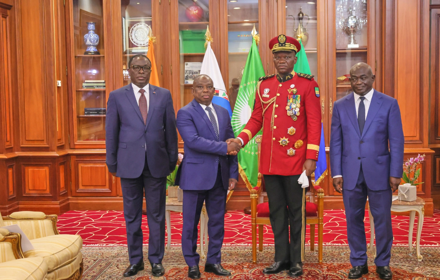 Le chef de l'état, le général Brice Clotaire Oligui Nguema et l'ambassadeur ivoirien Betin Konan Kouadio. © DR 