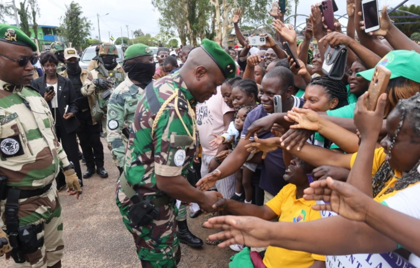 Brice Clotaire Oligui Nguema échange avec les populations locales