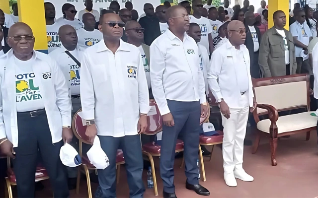 Des militants du Parti démocratique gabonais (PDG) lors du lancement du référendum dans la Nyanga © DR