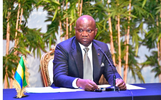 Rencontre du président de la Transition, Brice Clotaire Oligui Nguema avec la communauté gabonaise de Bruxelles. © DR