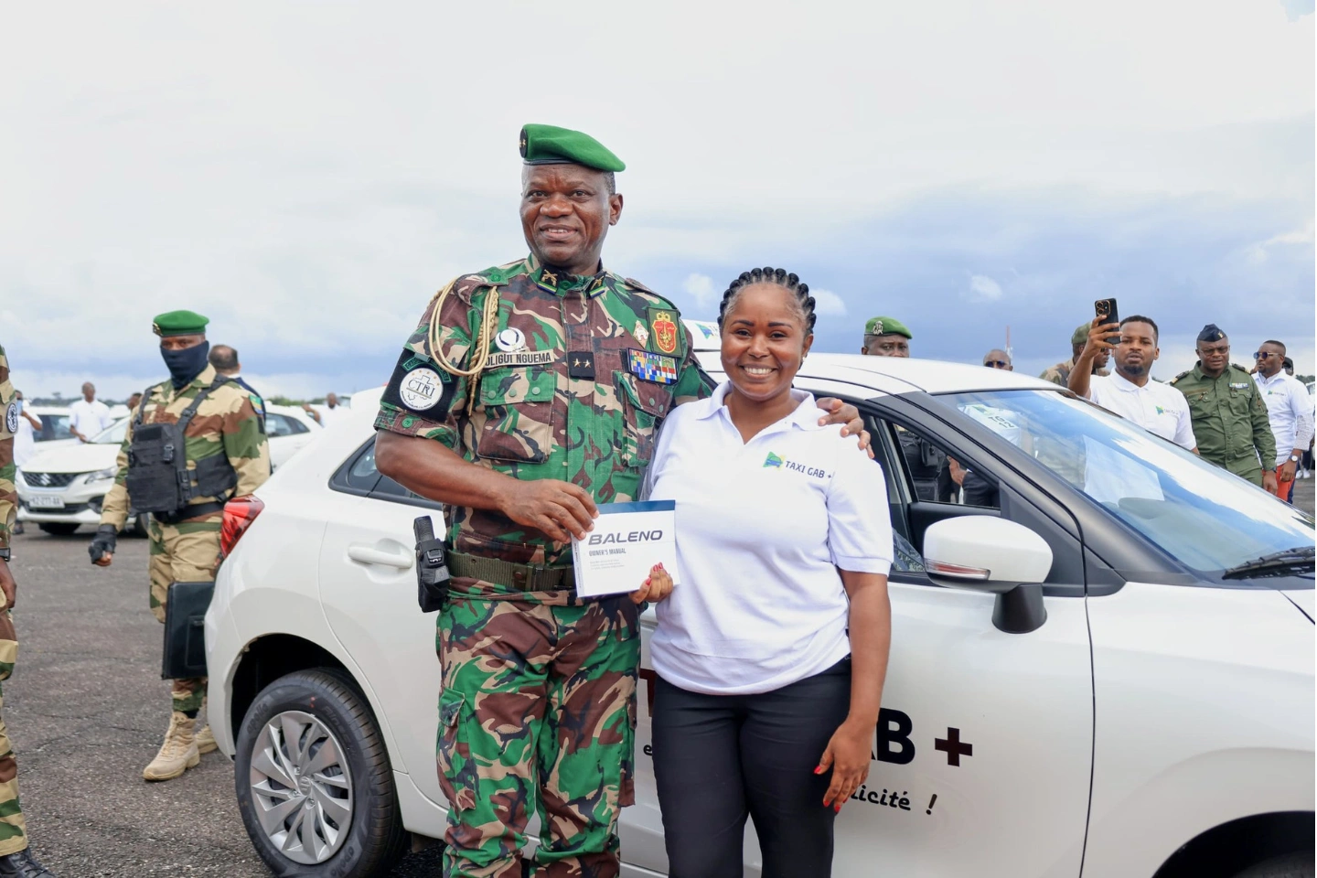 Le chef de l'État, Brice Clotaire Oligui Nguema avec une des bénéficiaire du program Taxi Gab © DR