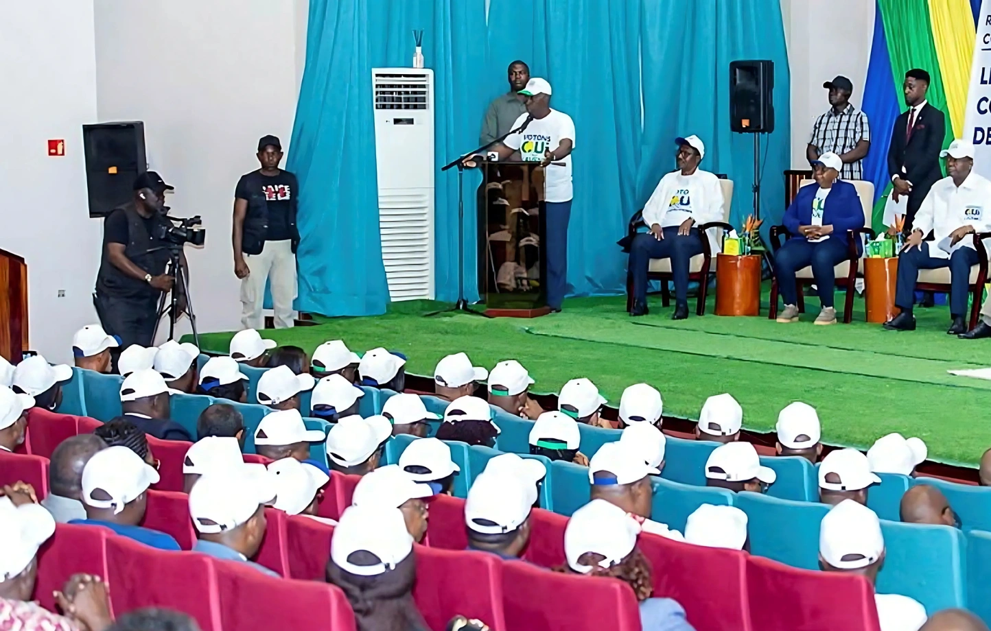 Raymond Ndong Sima  et les participants du "oui"lors de la campagne électorale à l auditaurium de l'immeuble Arambo. © DR 