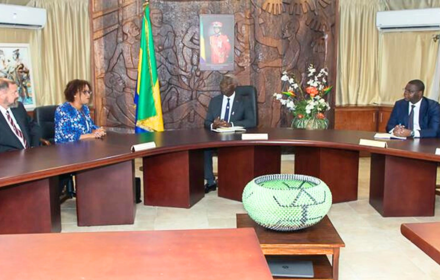 Le Premier Ministre Raymond NDONG SIMA (Centre) en réunion avec une délégation de l'USAID © DR