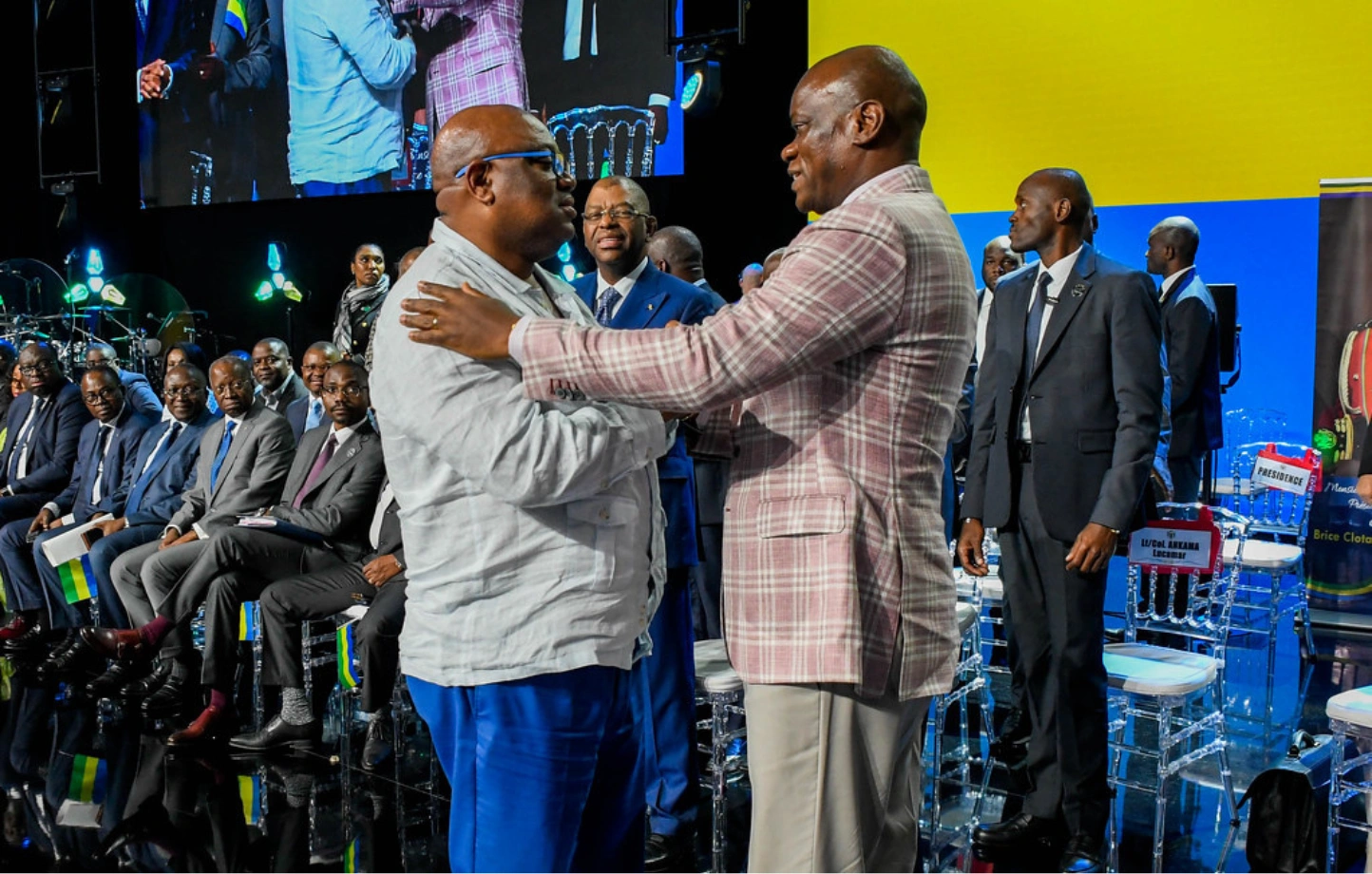 Wilfried Okoumba et le Président Oligui Nguema lors de sa visite à la diaspora gabonais de France © DR