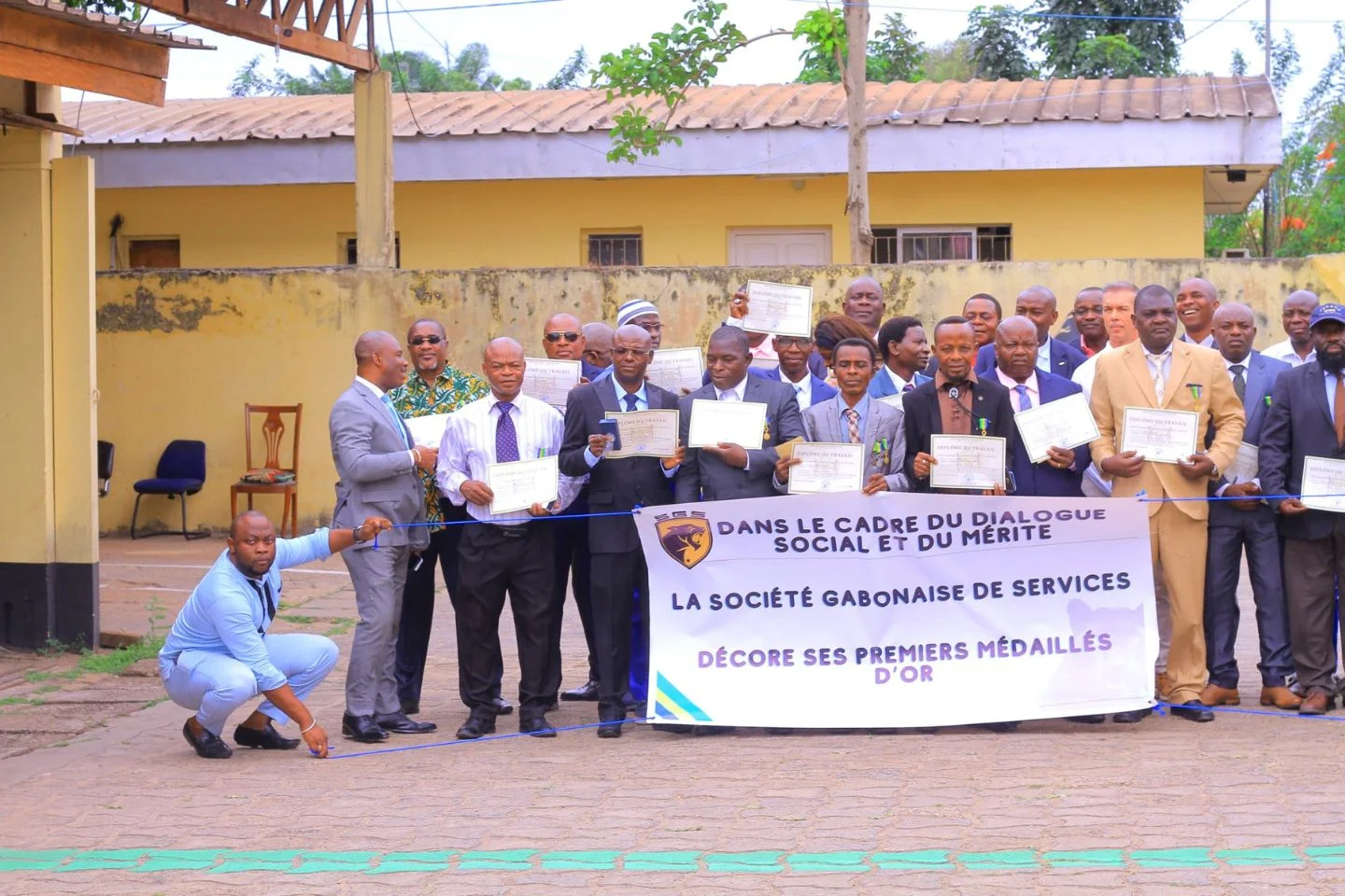 Port-Gentil : 26 agents de la SGS reçoivent la médaille d'or du travail