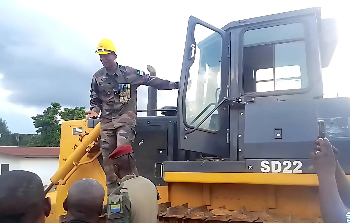 le ministre Ntossui ALLOGO, lors du lancement des travaux routiers 