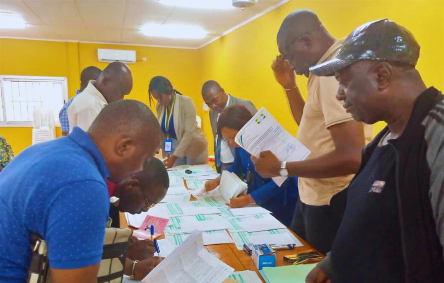 Distribution des bons de caisse aux fonctionnaires à Franceville. © DR