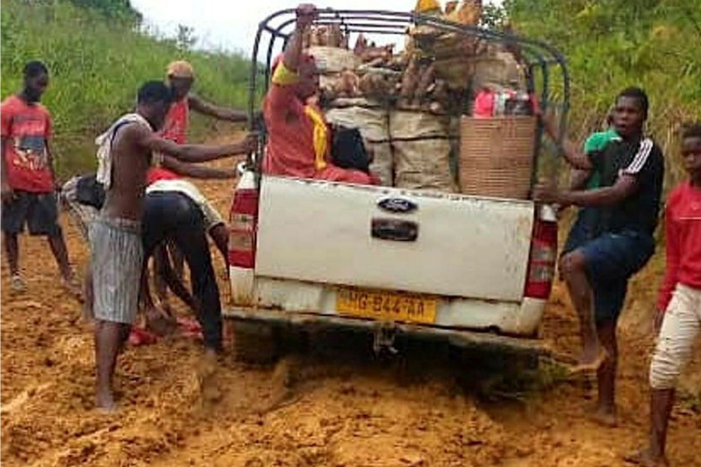 La route de Medoumou, un vrai calvaire en saison de pluies. © DR