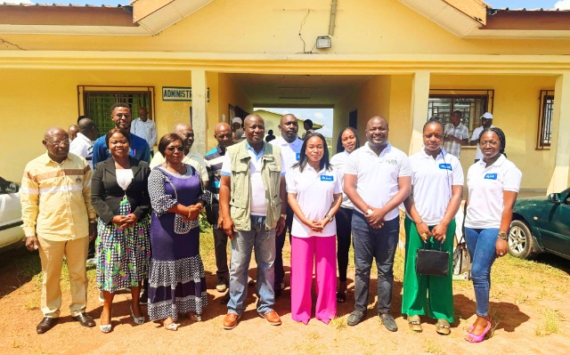 Photo de famille des membres de l'association Lavè et les responsables du Lycée Simon Oyono Aba de Bitam © DR