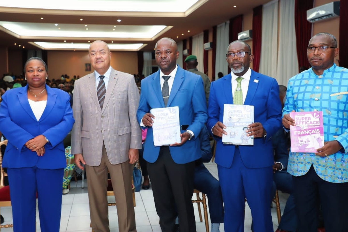 La ministre de l’Education Nationale, Camelia Ntoutoume Leclercq posant avec les officiels de Franceville  © DR