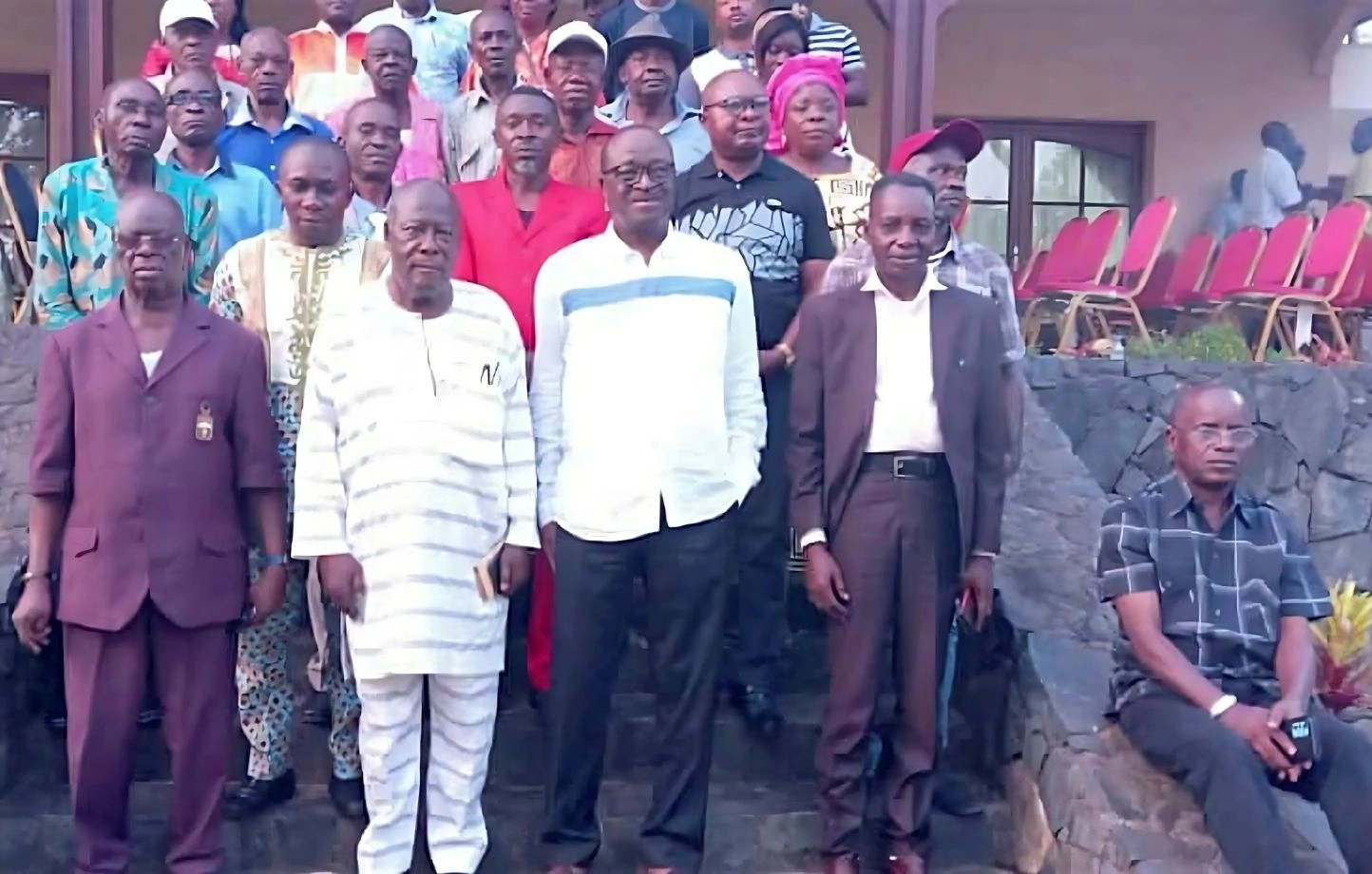 Photo de famille avec Égide Boundono Simangoye (au centre chemise blanche) au terme de la rencontre à Moanda.