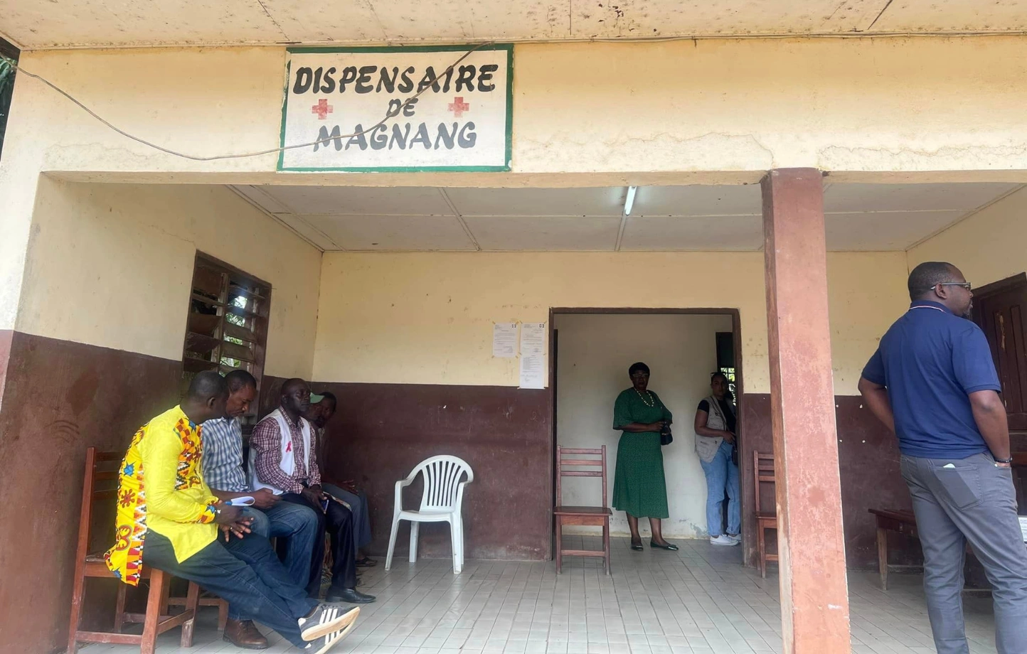 Les membres de la délégation visitant le dispensaire de Magnang © DR