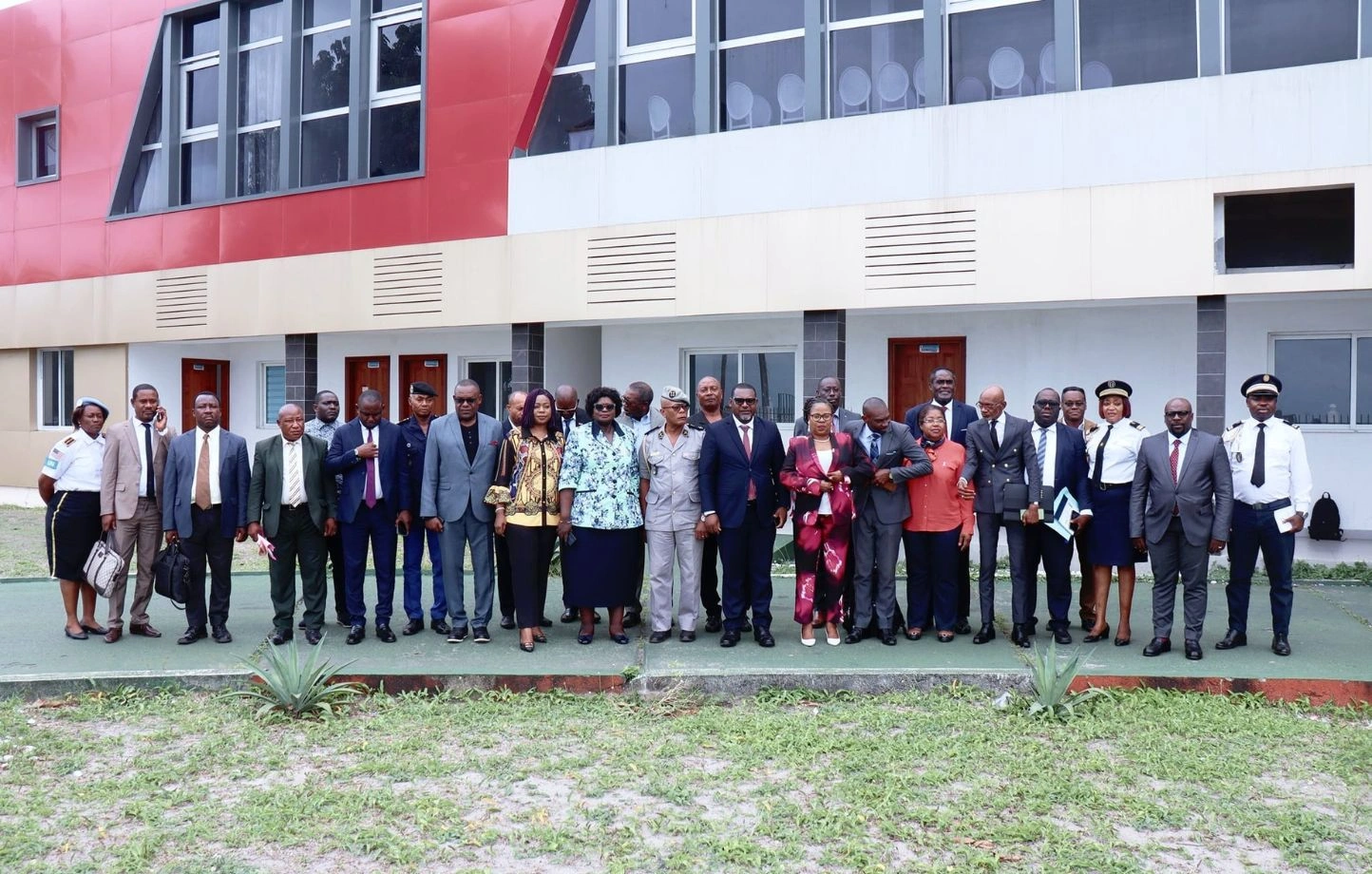 Photo de famille après le séminaire sur l’état civil des agents municipaux de la Mairie de Port-Gentil © DR