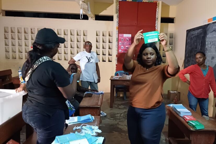 Un bulletin pour le «oui», dans un bureau de vote de Libreville, lors du référendum sur la nouvelle constitution, le 17 novembre 2024. © Yves-Laurent Goma / RFI