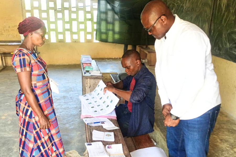 Une électrice dans un bureau de vote dans un centre de Koula-Moutou © L'Union