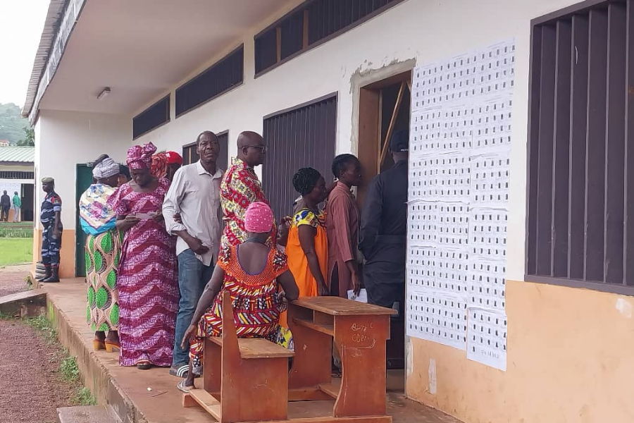 Des électeurs dans un centre de vote à Tchibanga lors du référendum - 16 novembre 2024