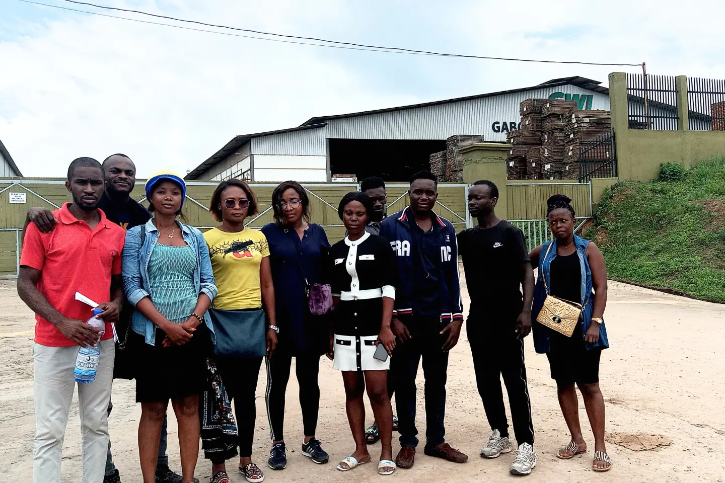 Une vue du collectif des anciens employés de Gabon Woods Industries. © DR