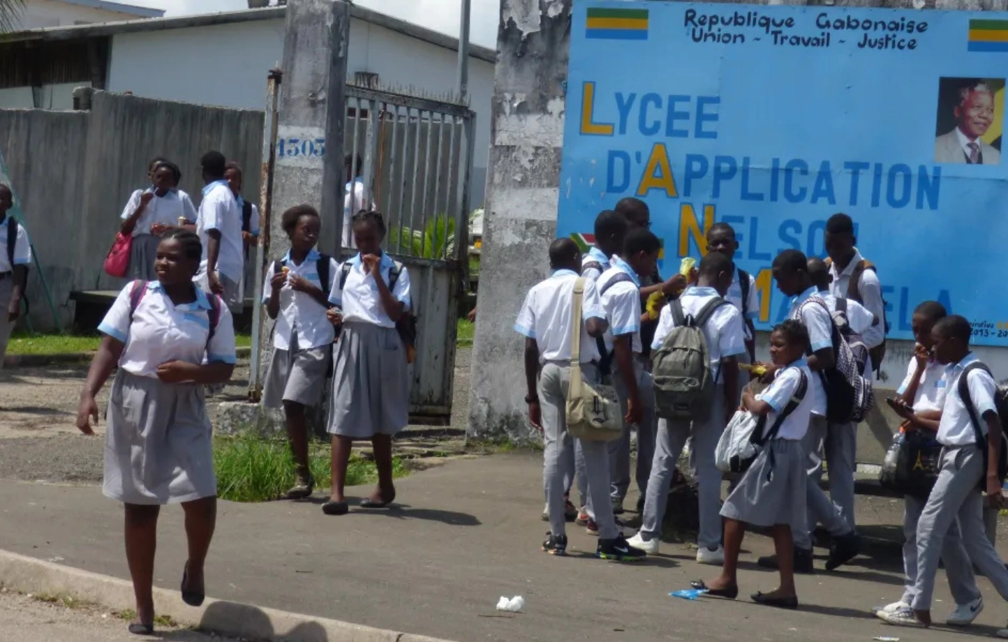 Une vue des élèves debout devant le lycée d'application Nelson Mandela © DR