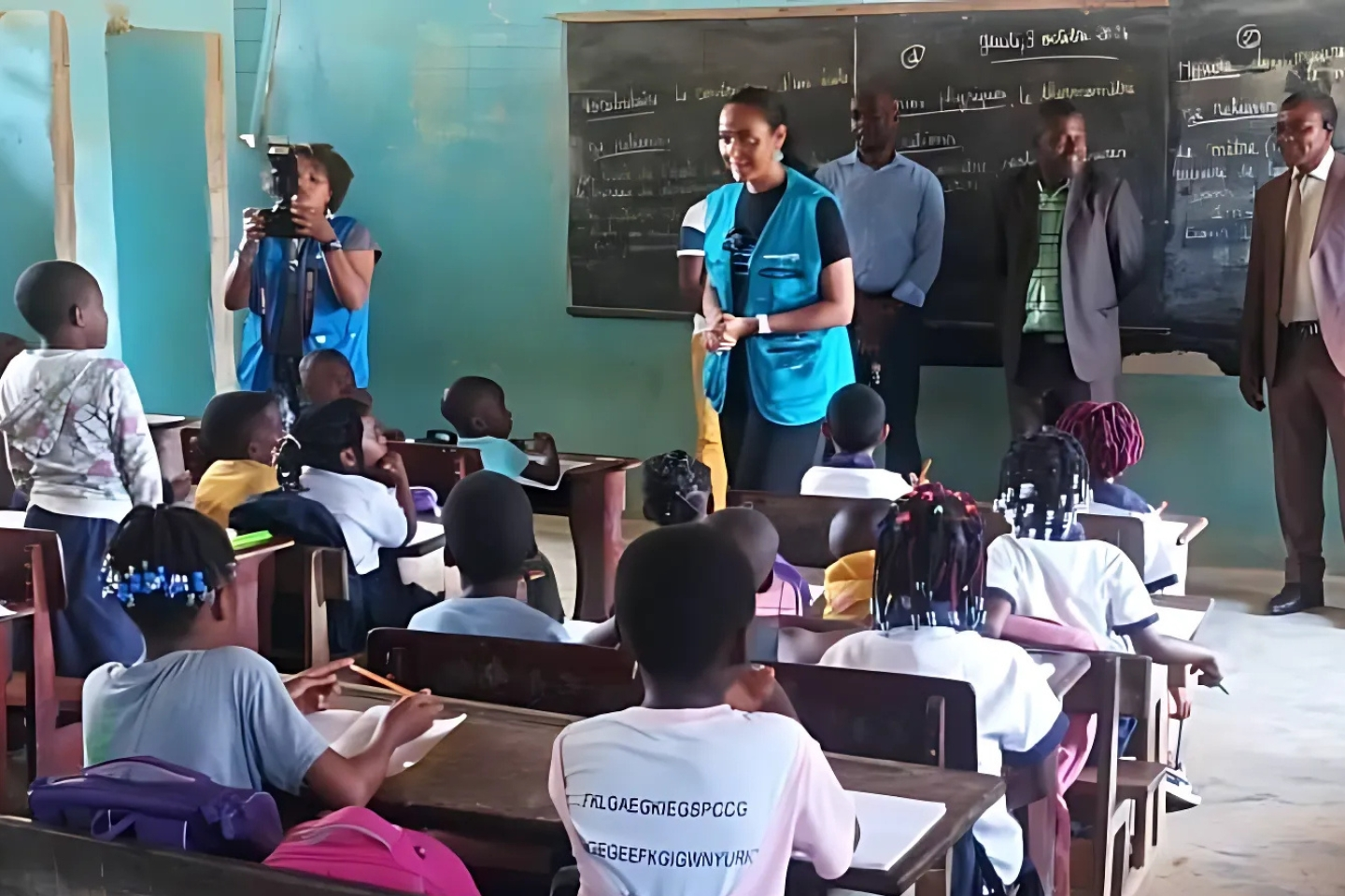 La représentante de l’Unicef au Gabon, Dr Marie-Reine Chirezi Fabry (debout en bleu) a rendu visite à l'école publique communale de Ngouema. © DR