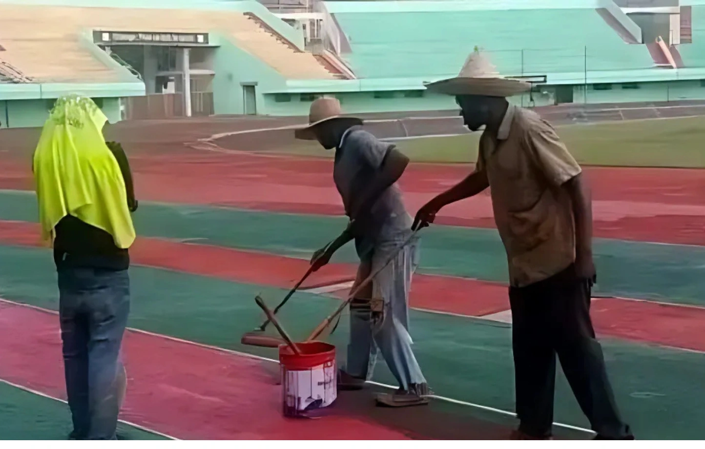 C’est ainsi que s’effectuent les travaux de réhabilitation du stade Barthélémy-Boganda de Bangui.