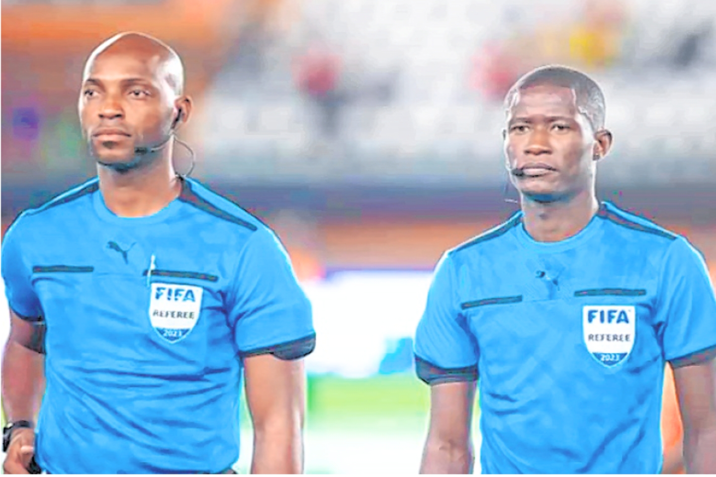 Les arbitres gabonais Tanguy Mebiame (g) et Pierre Ghislain Atcho.