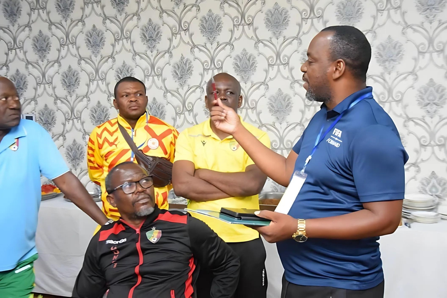 M. Essono Mounguengui en pleine sensibilisation sur les aspects liés à la protection des jeunes footballeurs. © L'Union