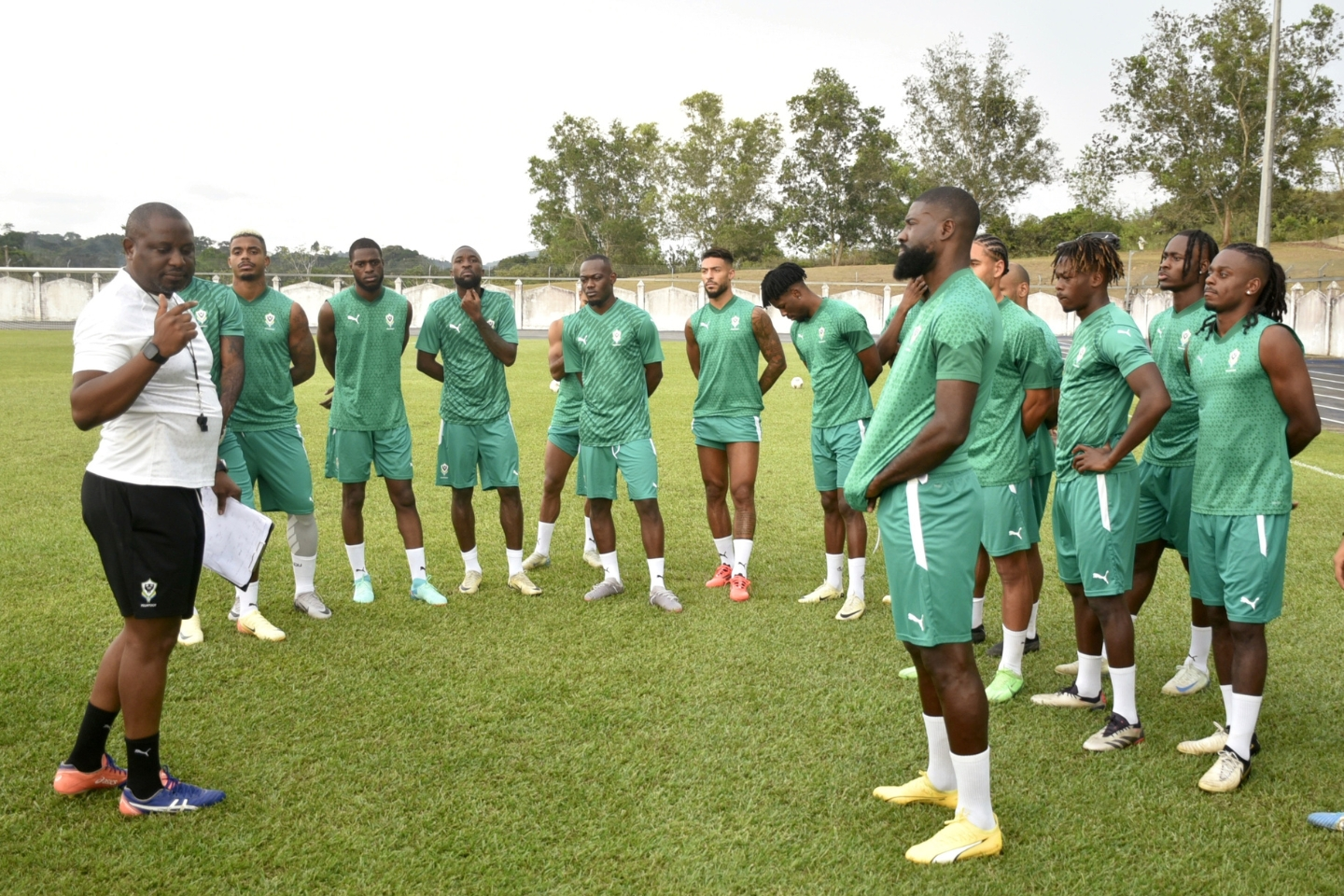 Thierry Mouyouma avec ses joueurs lors de la séance d'entrainement avant Gabon - Lesotho à Franceville