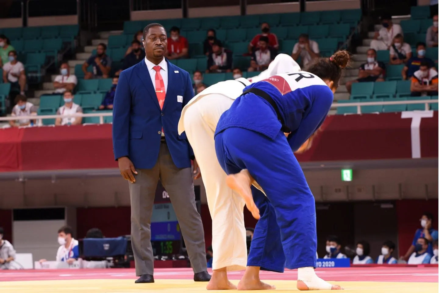 Jean-Claude Djimbi arbitrant un combat aux JO de Paris 2024 © DR