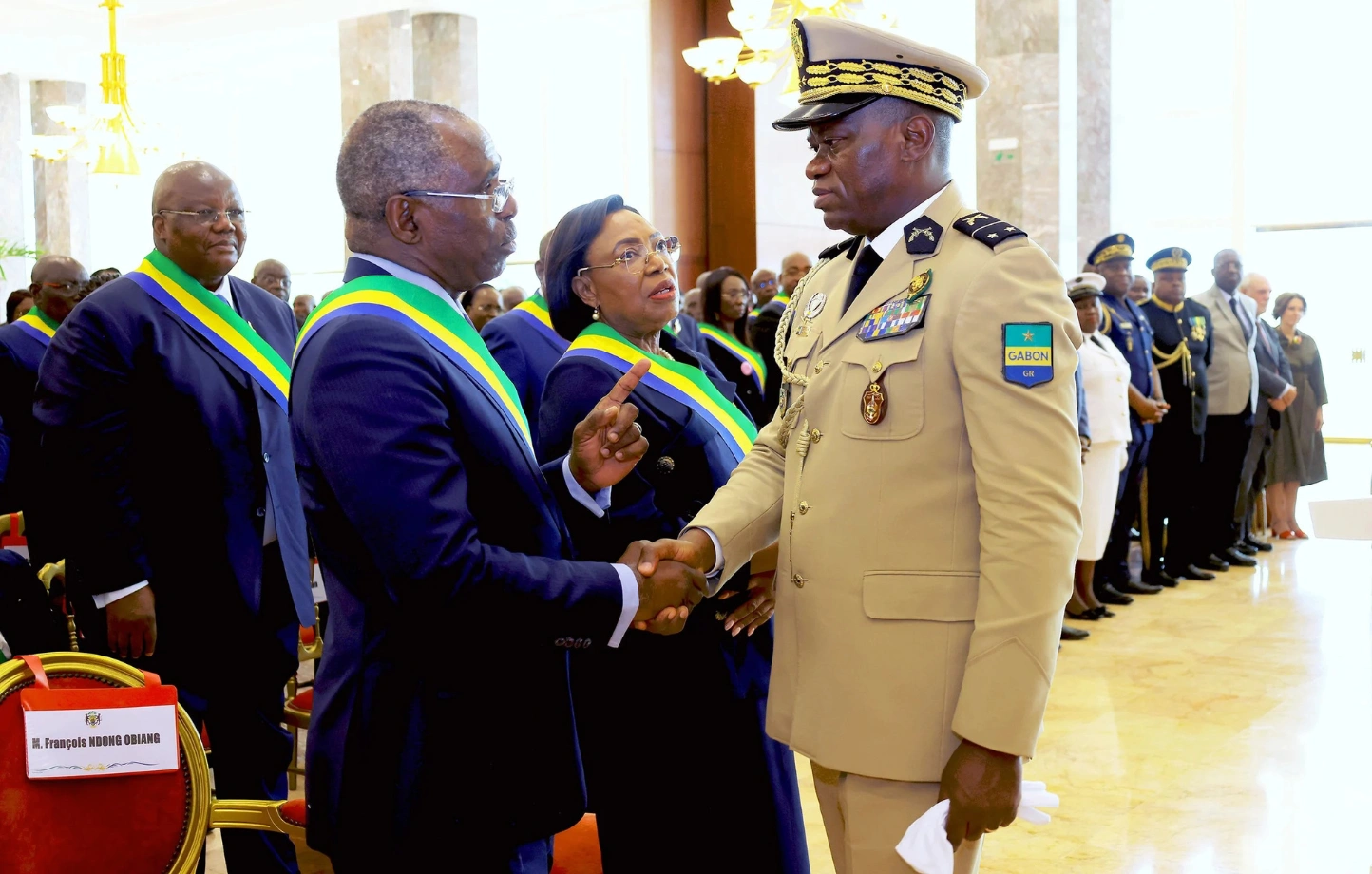 Le vice-président de l’Assemblée nationale, François Ndong Obiang (à g.), la présidente du Sénat, Paulette Missambo (centre), et le président de la transition, Brice Clotaire Oligui Nguema (à dr.), lors de la remise de la Constitution, le 17 octobre 2024. © Présidence de la République gabonaise