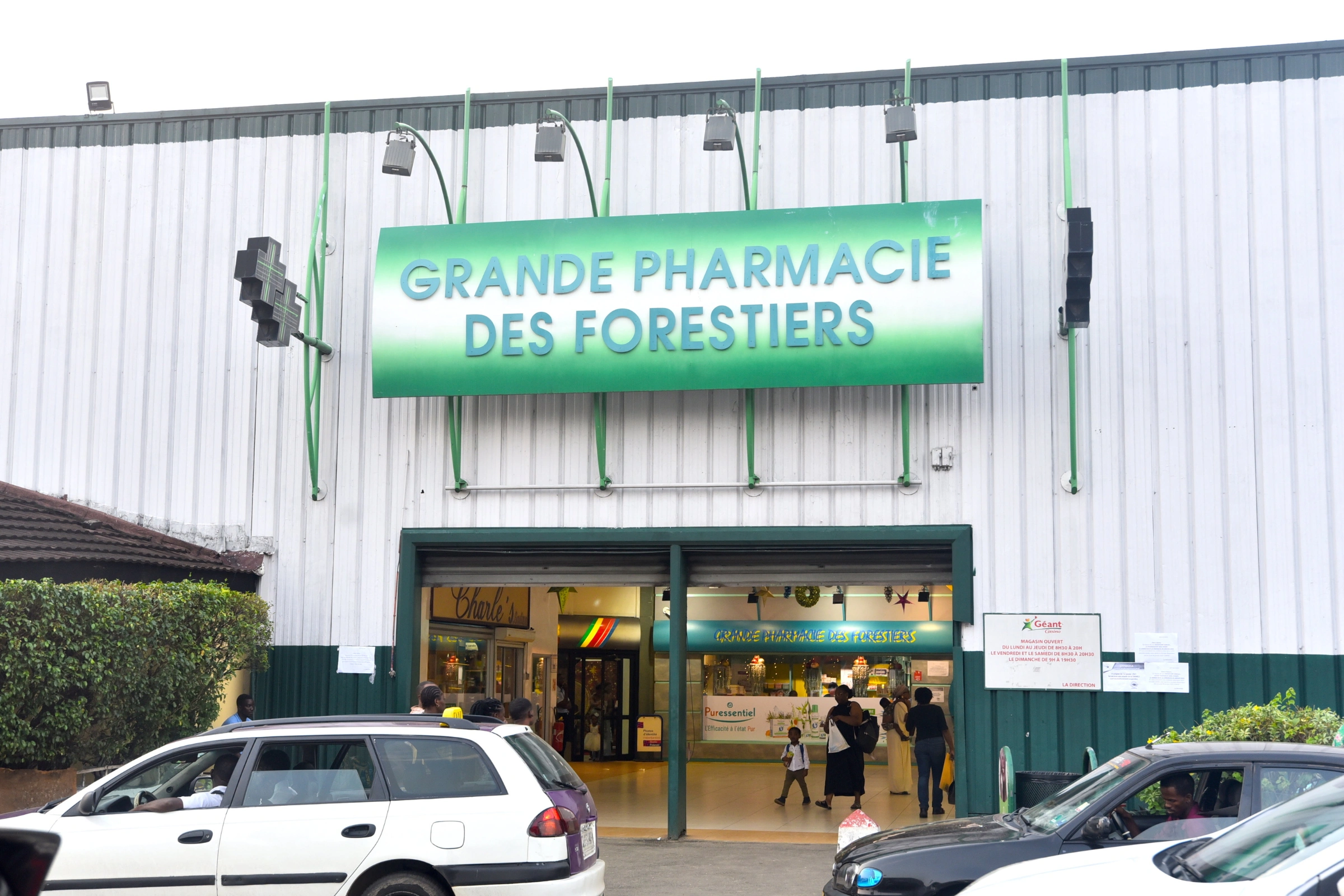 L'entée principale de la pharmacie des Forestiers au supermarché Mbolo. © Jocelyn Abila