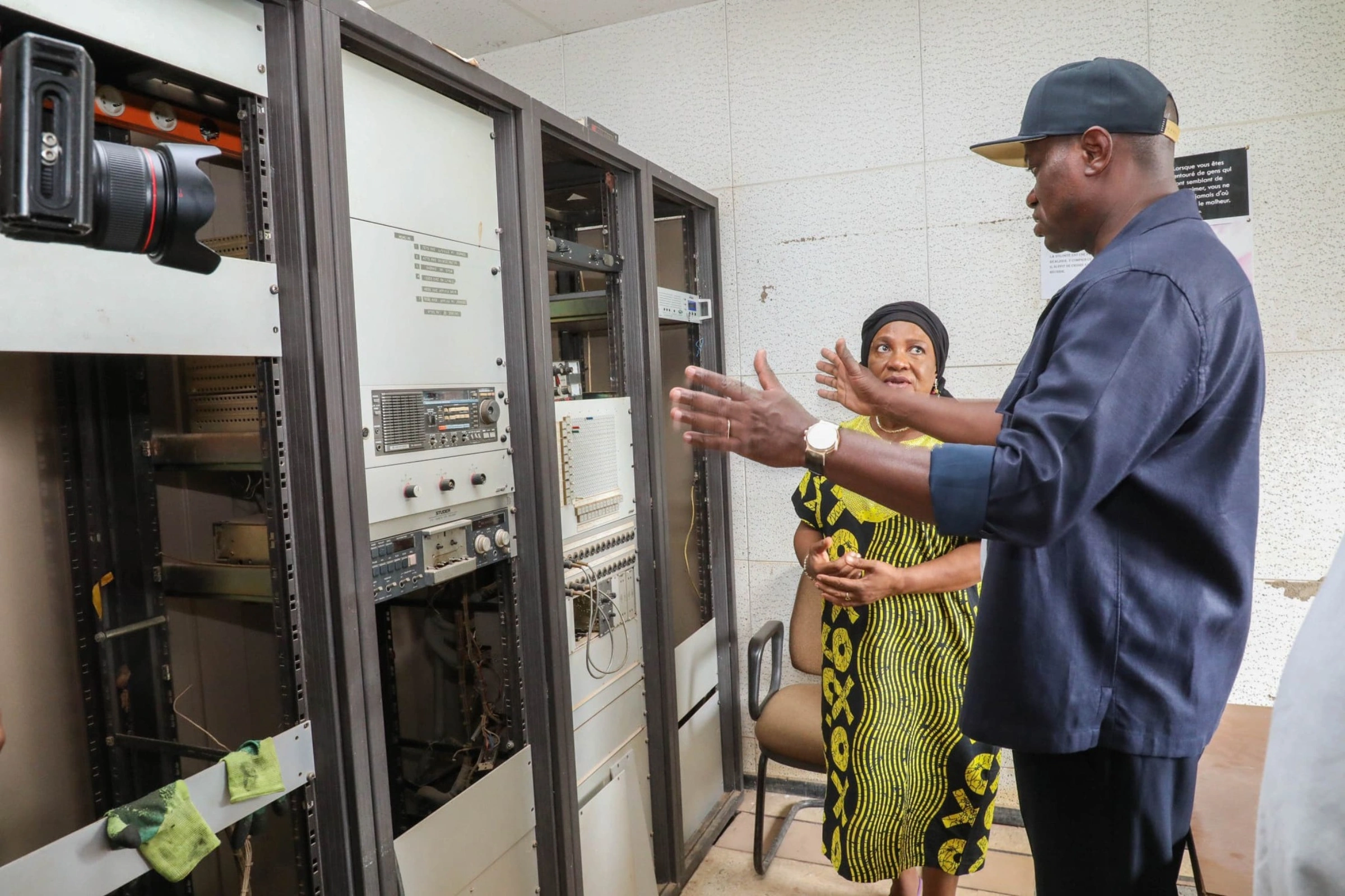 Le président de la Transition, le général Brice Clotaire Oligui Nguema, accompagné de Marie-Hélène Mbazogo Mezui (Directrice de Radio 9) lors de sa visite à Oyem © DR