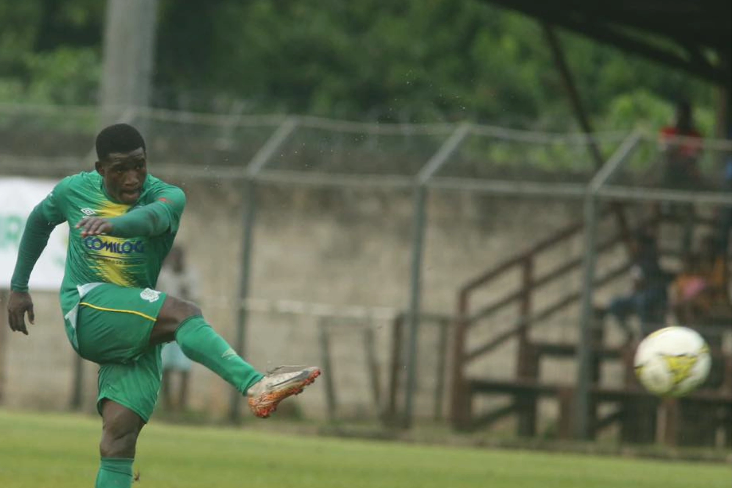 Un joueur de Mangasport face au Lozosport lors de la 6e journée de National foot 1 © DR