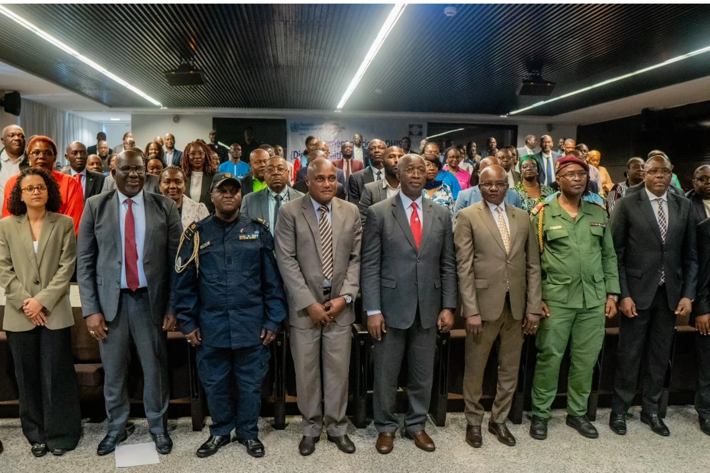 ts à la fin de la cérémonie de lancement de la plateforme DHIS 2 en présence du Premier Ministre Raymond Ndong Sima © DR