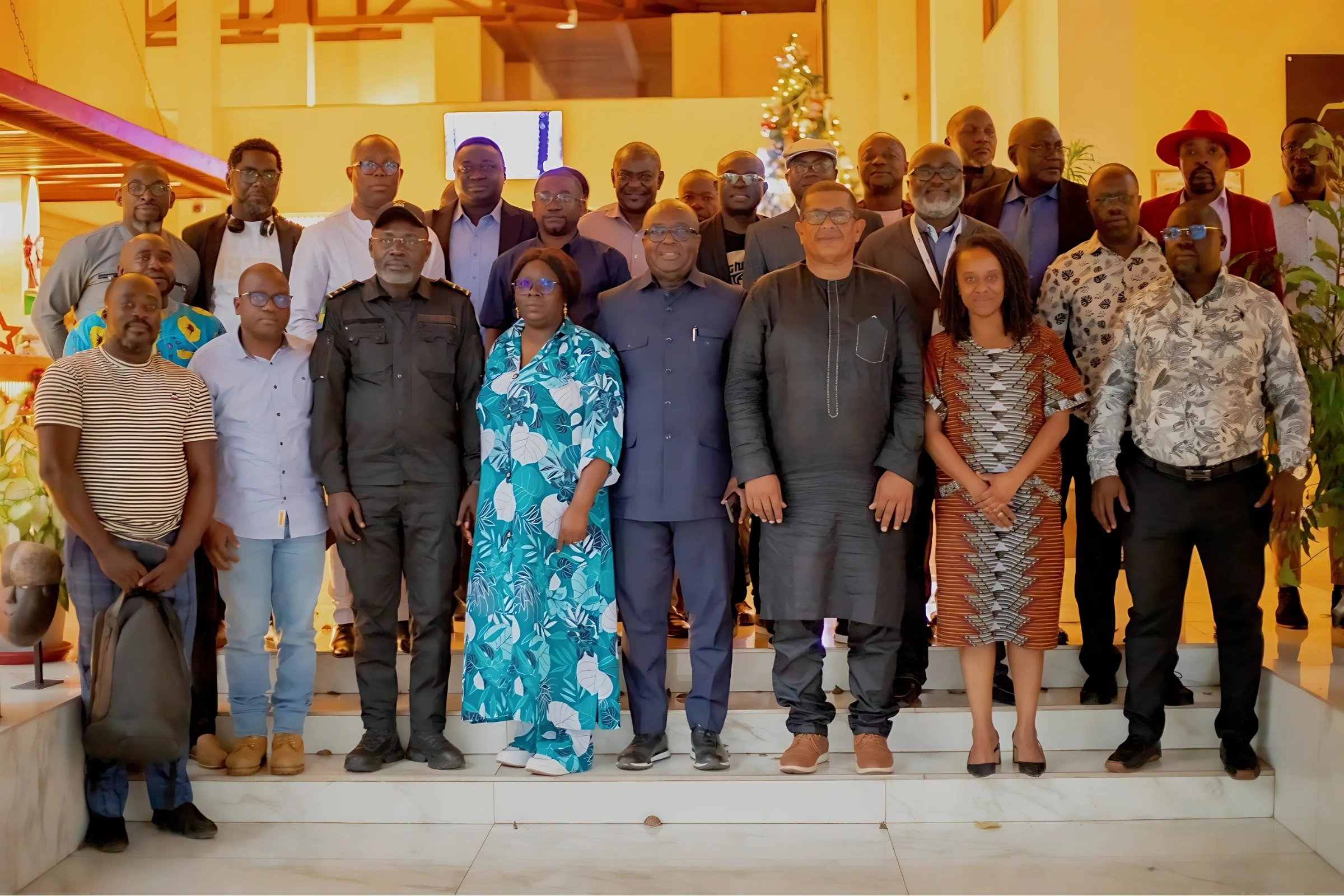 Photo de famille au terme des pourparlers avec le ministre du travail ( comilog ). © L'union