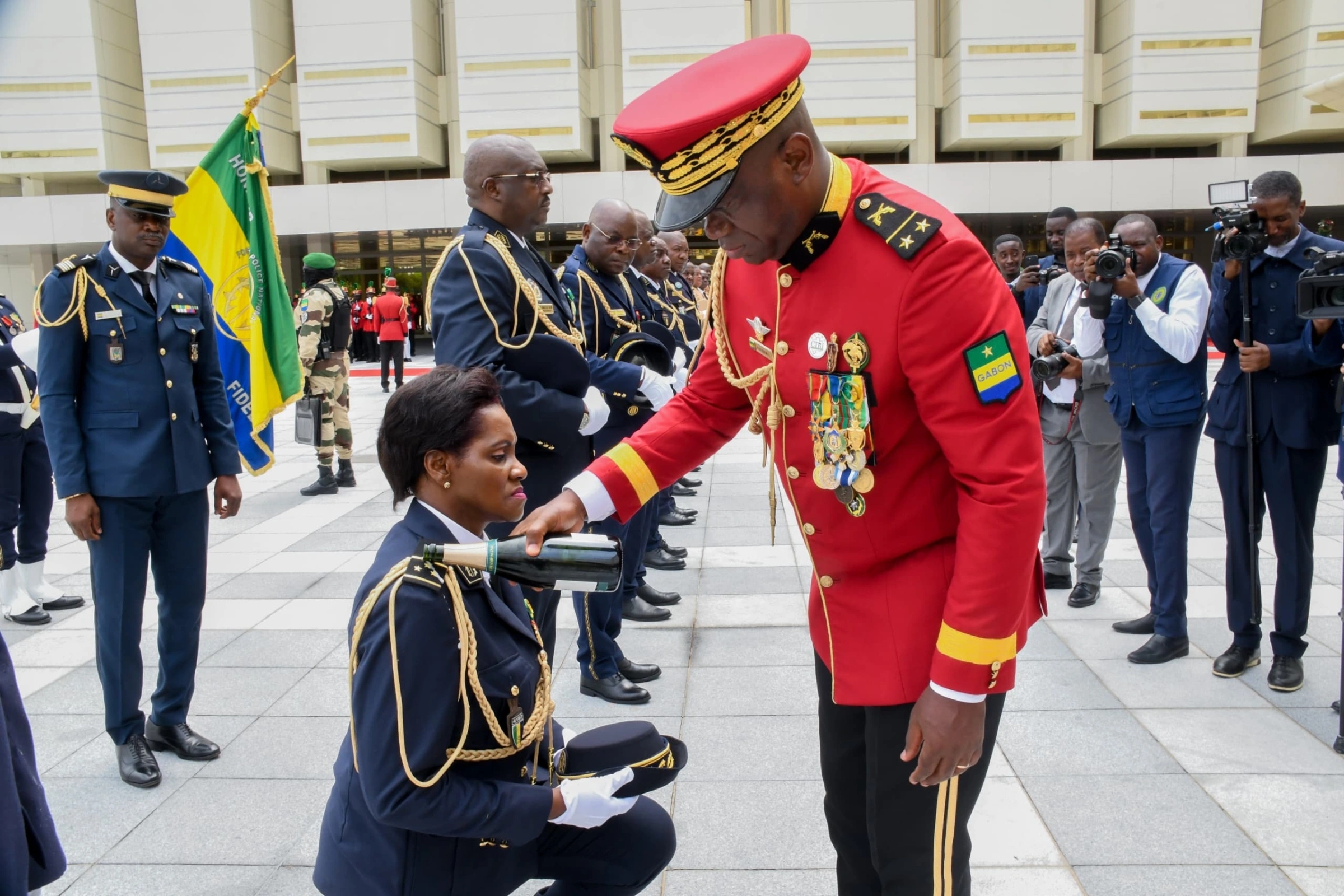 Le général Brice Clotaire Oligui Nguema lors de cérémonie des ports de galonù