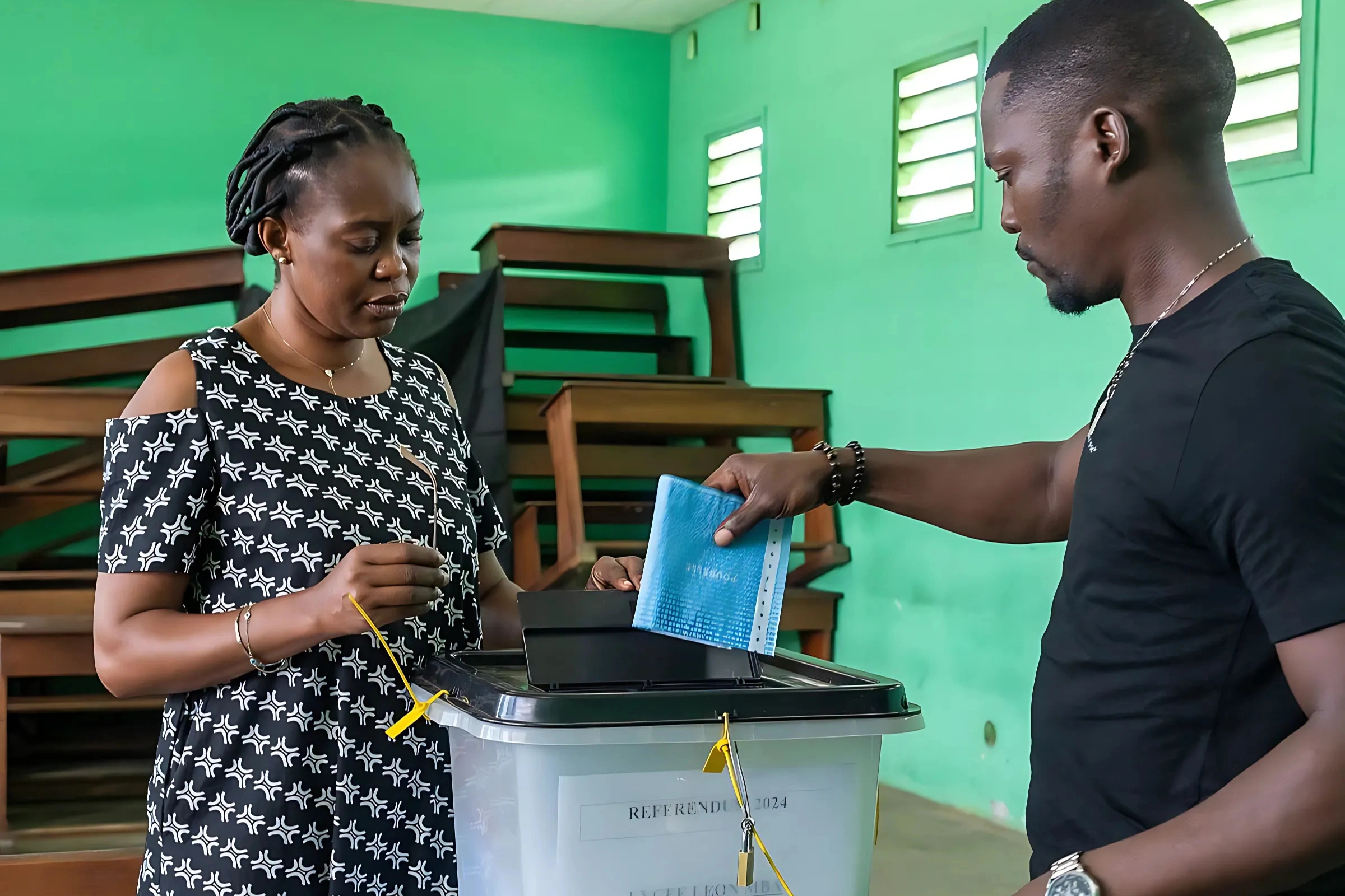 vote d'un citoyen gabonais. © DR