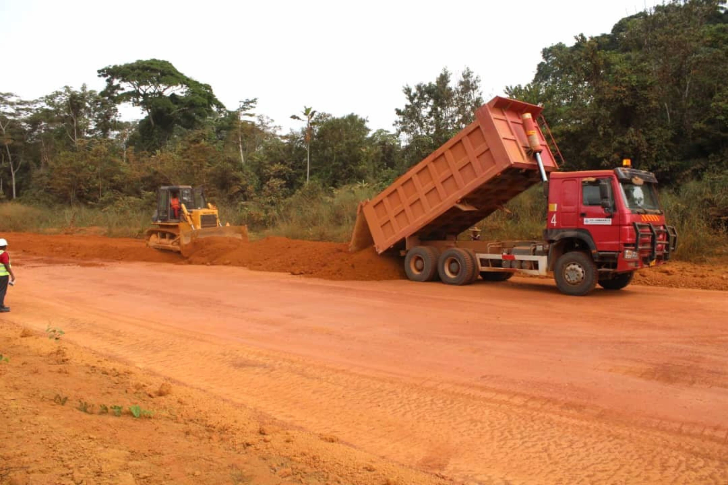 Infrastructures routières au Gabon : le chantier Oyem-Assock-Medzeng prend de l'élan