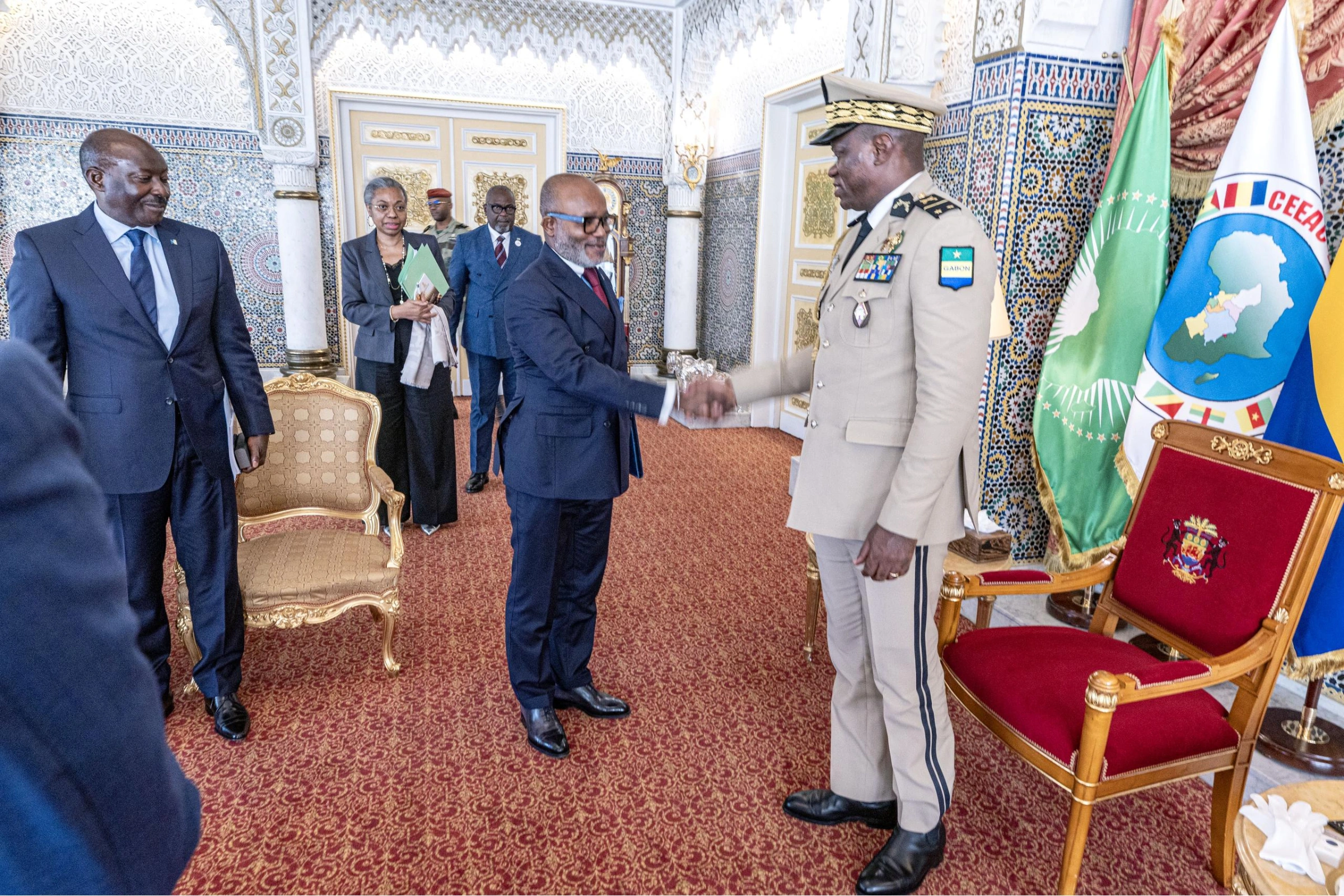 Le président de la Transition, Brice Clotaire Oligui Nguema, s'est entretenu hier avec Marcel Ondele, secrétaire général de la Commission bancaire de l'Afrique centrale (COBAC), et Rodrigue Bissielou, directeur national de la Banque des États de l’Afrique centrale (BEAC). © DR