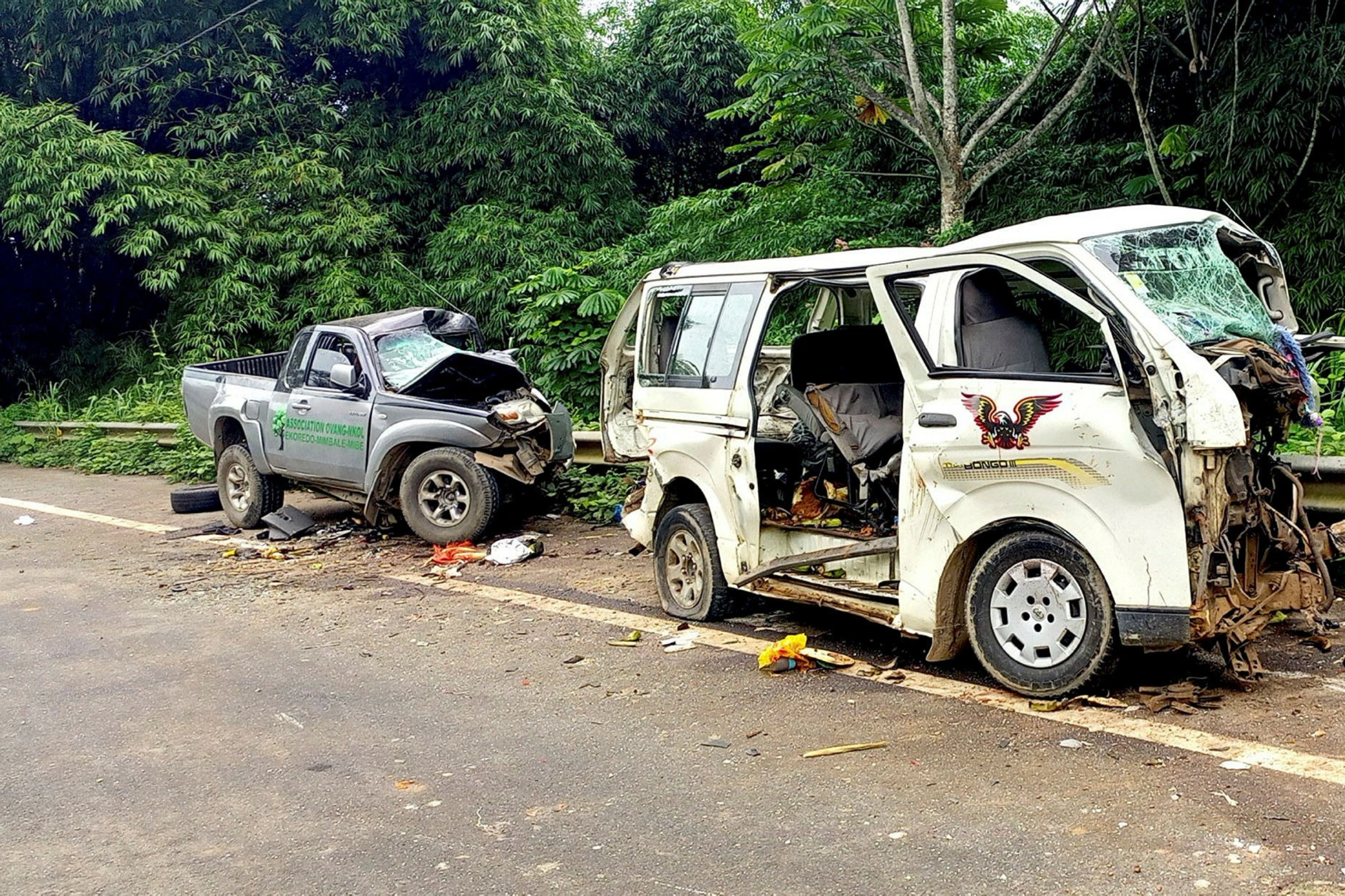 Les deux véhicules accidentés au village M’fang. © DR 