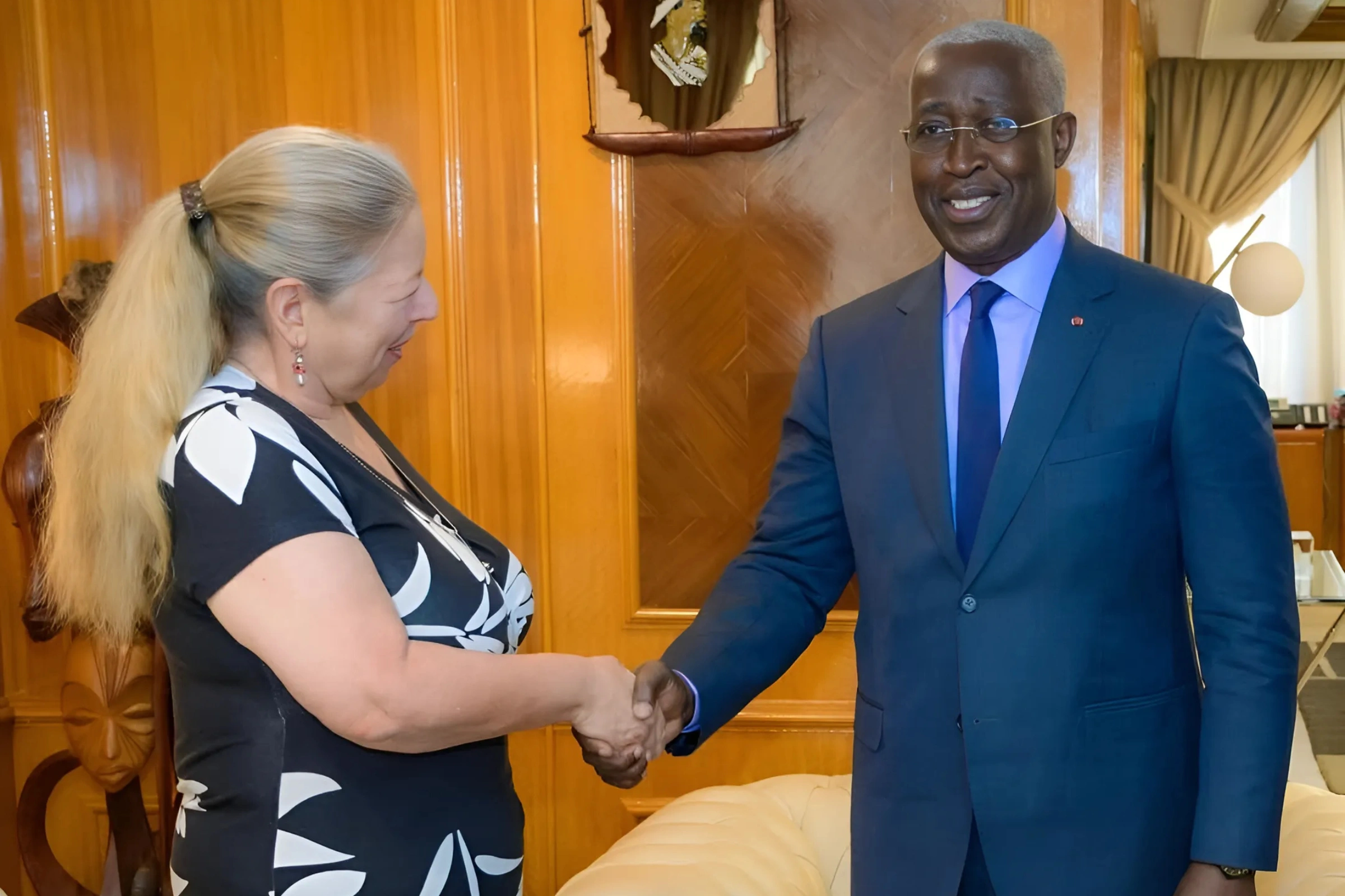 Rencontre entre le Premier ministre, Raymond Ndong Sima, et la directrice de MASHAV, Eynat Shlein. © DR 