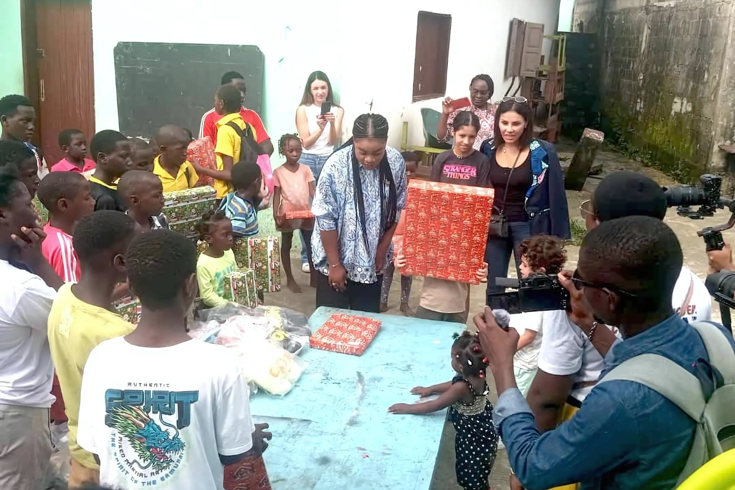 Les bienfaitrices Pierre-Lauretta N’goma et Rebiha entourées des orphelins de l’AEODA. © L'union