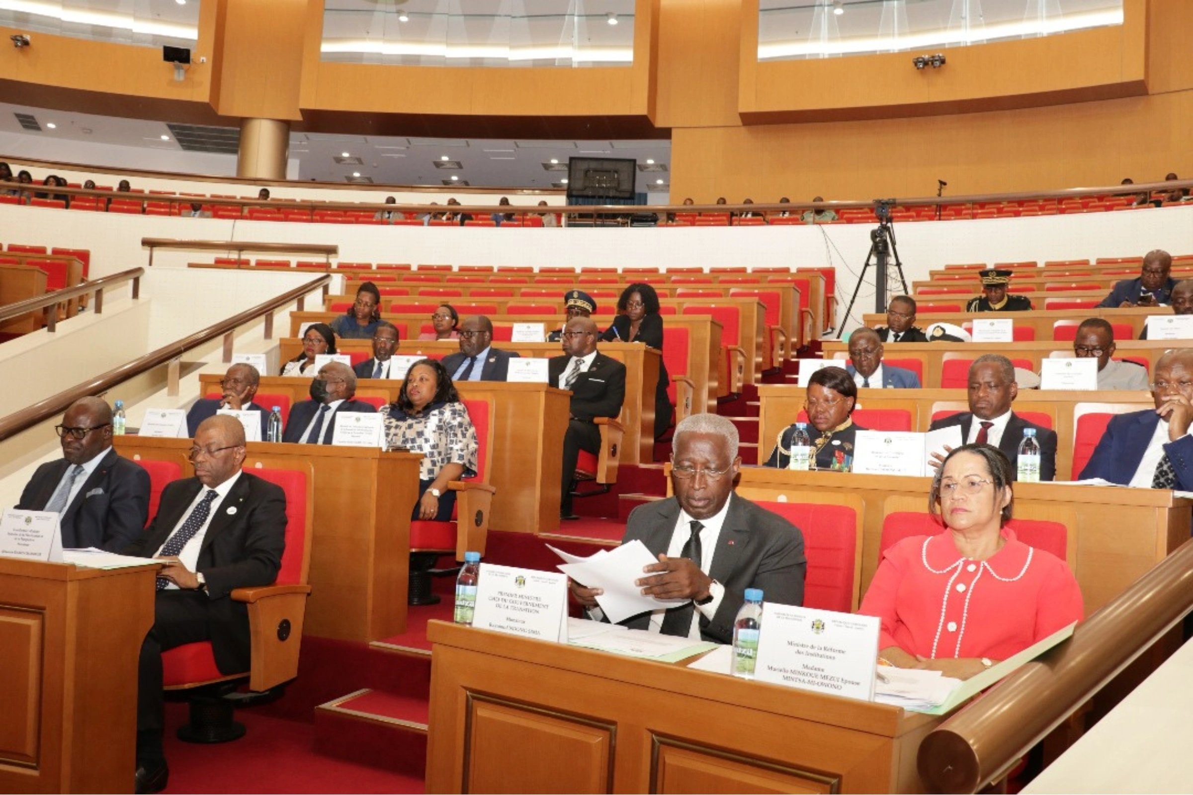 Une vue des ministres à l'Assemblée Nationale le 19 décembre 2024 lors de la séance 𝐝𝐞𝐬 𝐐𝐮𝐞𝐬𝐭𝐢𝐨𝐧𝐬 𝐚𝐝𝐫𝐞𝐬𝐬𝐞́𝐞𝐬 𝐚𝐮𝐱 𝐌𝐞𝐦𝐛𝐫𝐞𝐬 𝐝𝐮 𝐆𝐨𝐮𝐯𝐞𝐫𝐧𝐞𝐦𝐞𝐧𝐭 © DR.