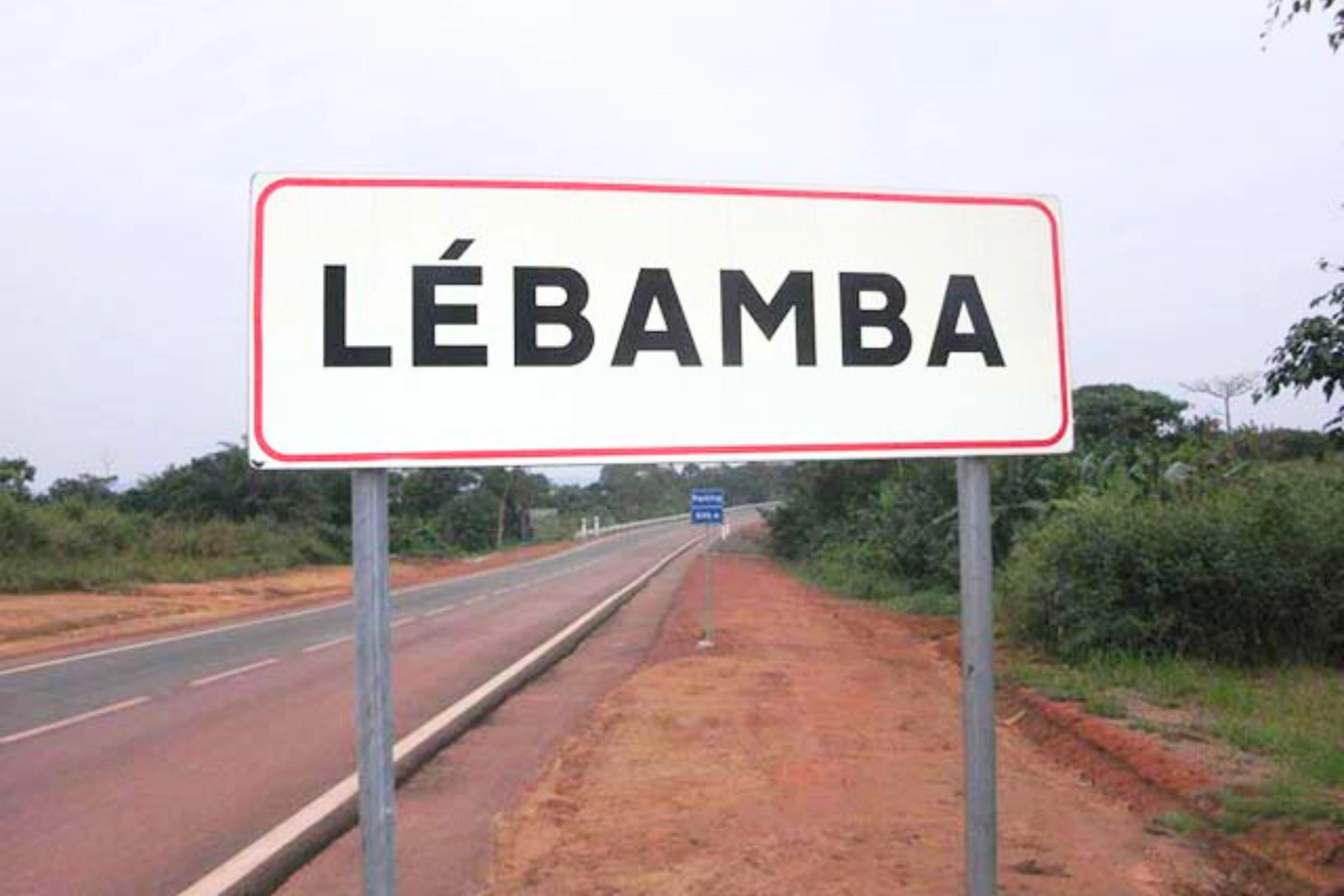 Panneau de signalisation de l'entrée de la ville de Lebamba © DR