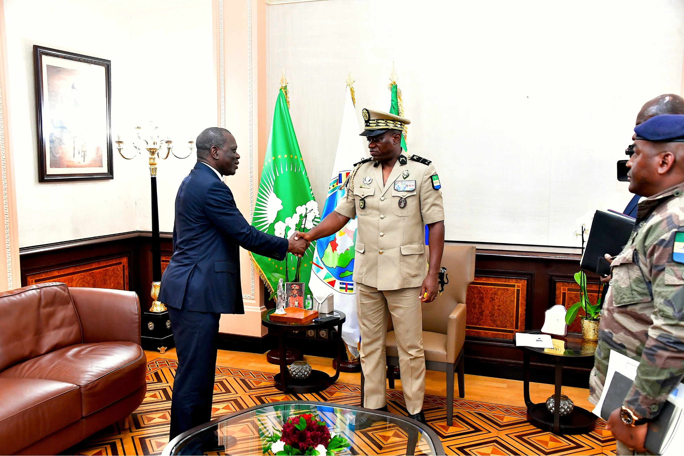 L'ambassadeur des etats-unis et le président de la Transition, Brice Clotaire Oligui Nguema. © L'unnion