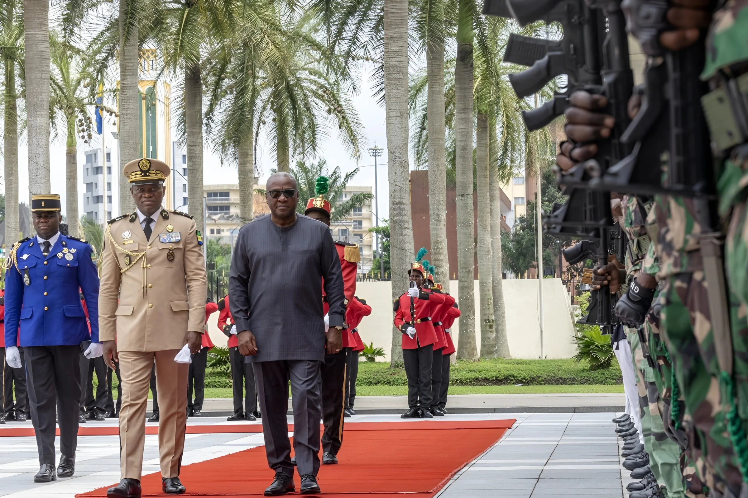 Le président Oligui Nguema et John Dramani Mahama. © DR 