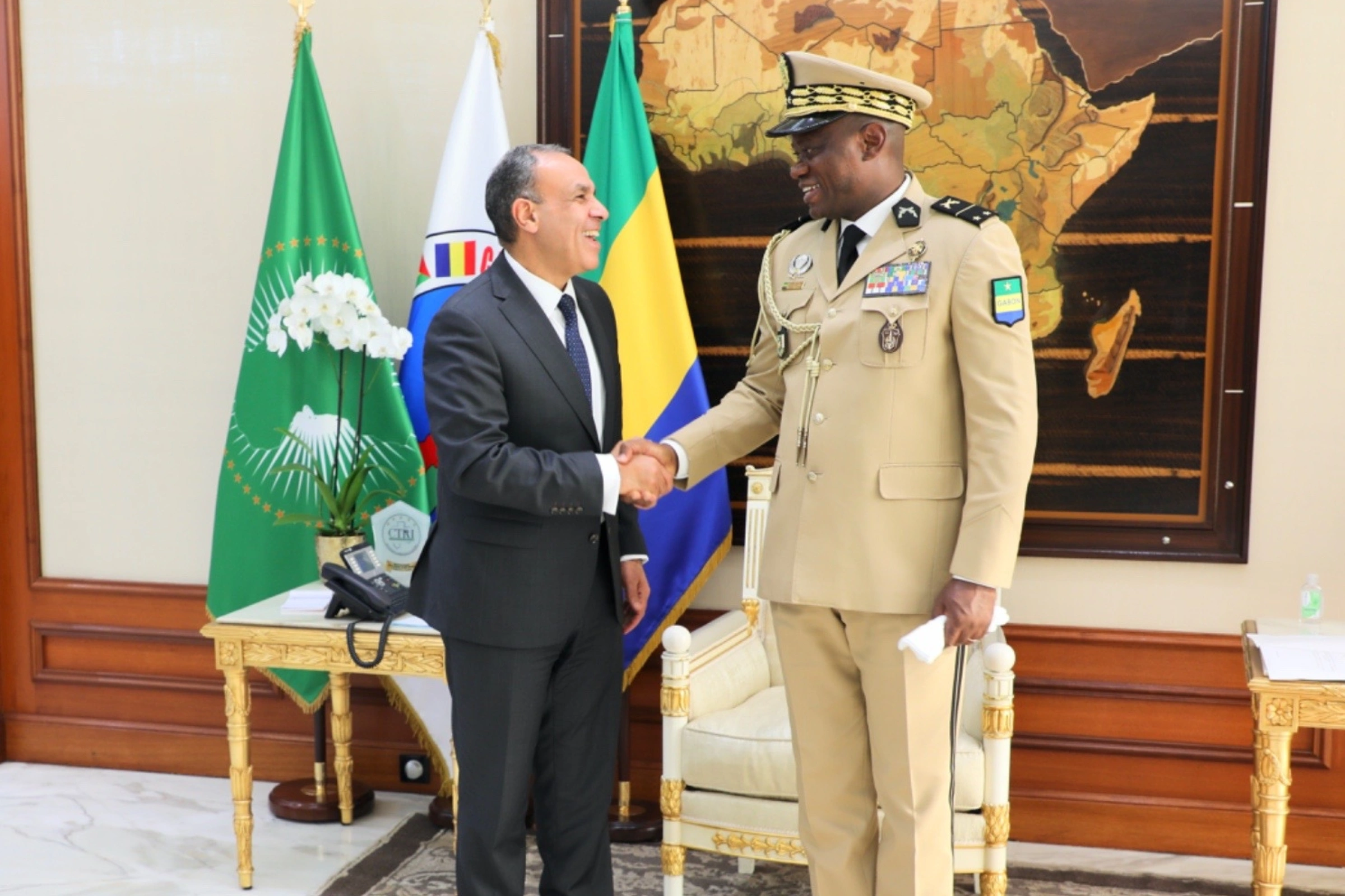 Brice Clotaire Oligui Nguema (D) s'est entretenu vendredi 27 décembre 2024 avec le chef de la diplomatie égyptienne, Badr Abdelatty (G) © Presse Présidentielle