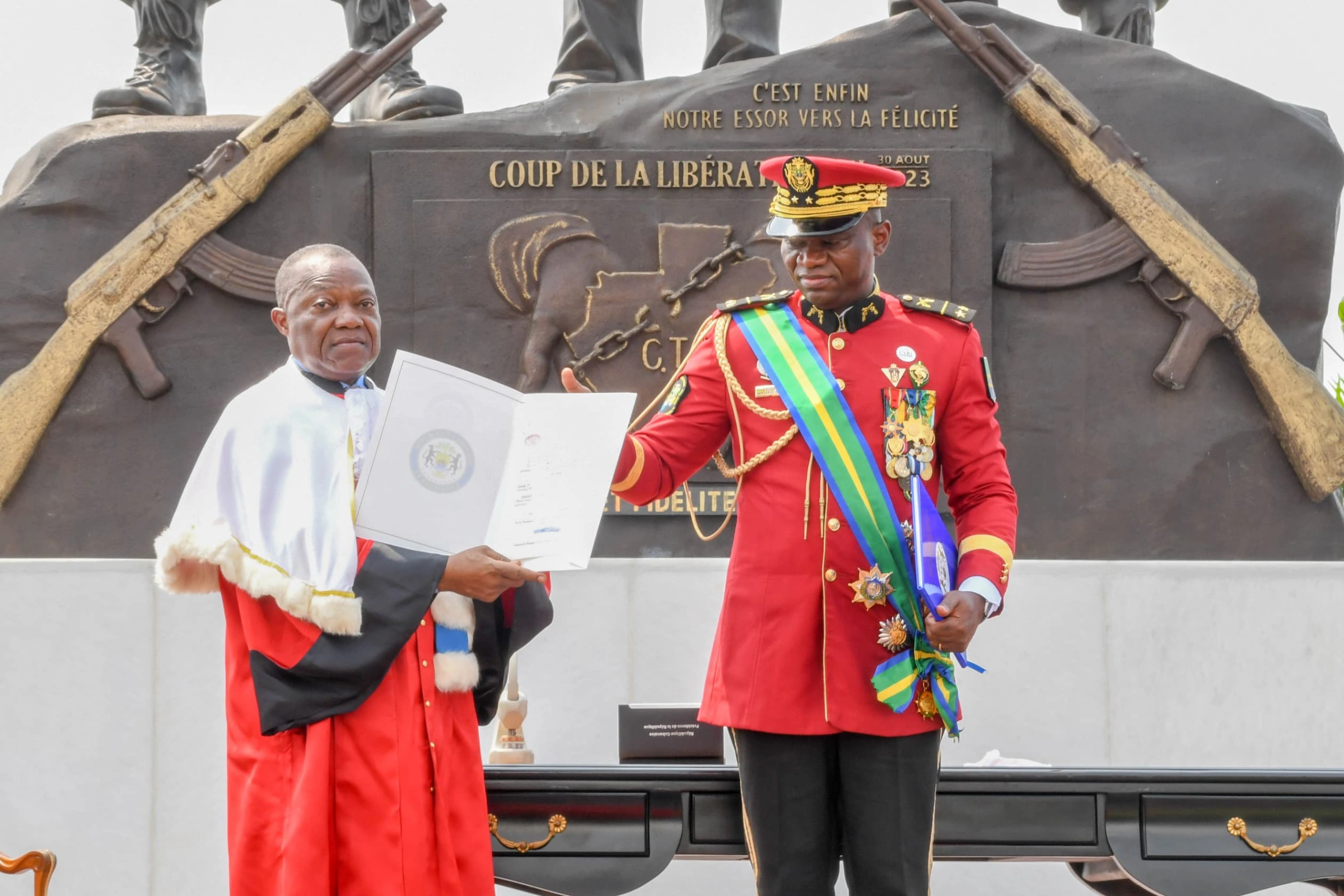 Aba'a Owono (D) et le Président Brice Clotaire Oligui Nguema lors de la Cérémonie solennelle de signature de la loi constitutionnelle et du décret de sa promulgation © DR