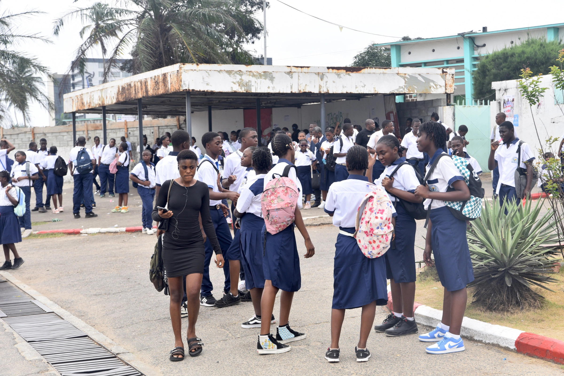 Etablissements scolaires : Lycée Leon Mba, les élèves à la sortie des cours. © Jocelyn Abila/L'Union